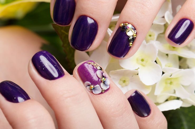 紫の高級感のネイル
