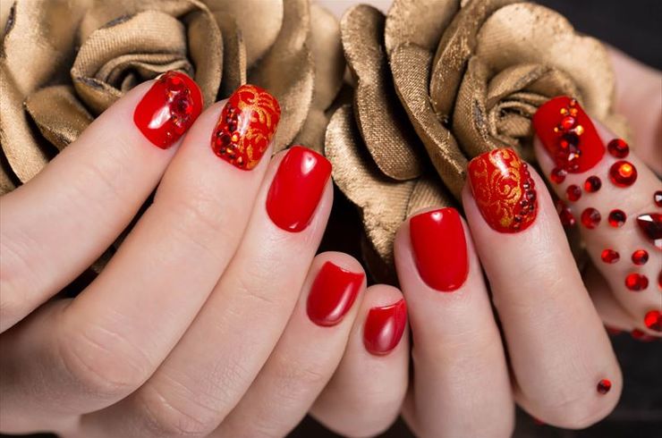赤が映えるネイル