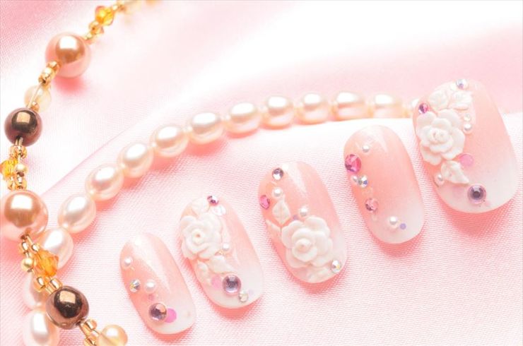 細かい装飾がきれいなネイル